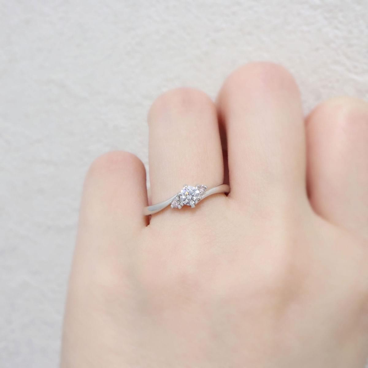 Anel Noivado Tulipa Ouro Branco - Imagem 6